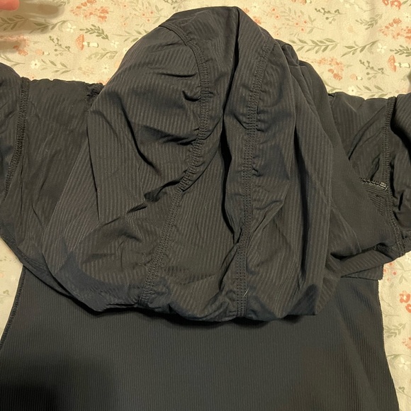 lululemon athletica Dance Studio REVERSIBLE Hooded Jacket - Picture 6 of 9